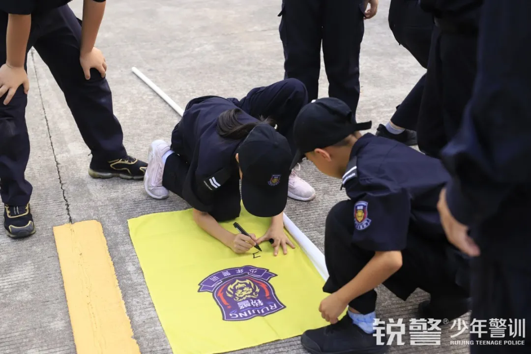 銳警少(shǎo)年(nián)警訓夏令營：走進警營，撰寫獨立堅強的(de)新篇章(zhāng)