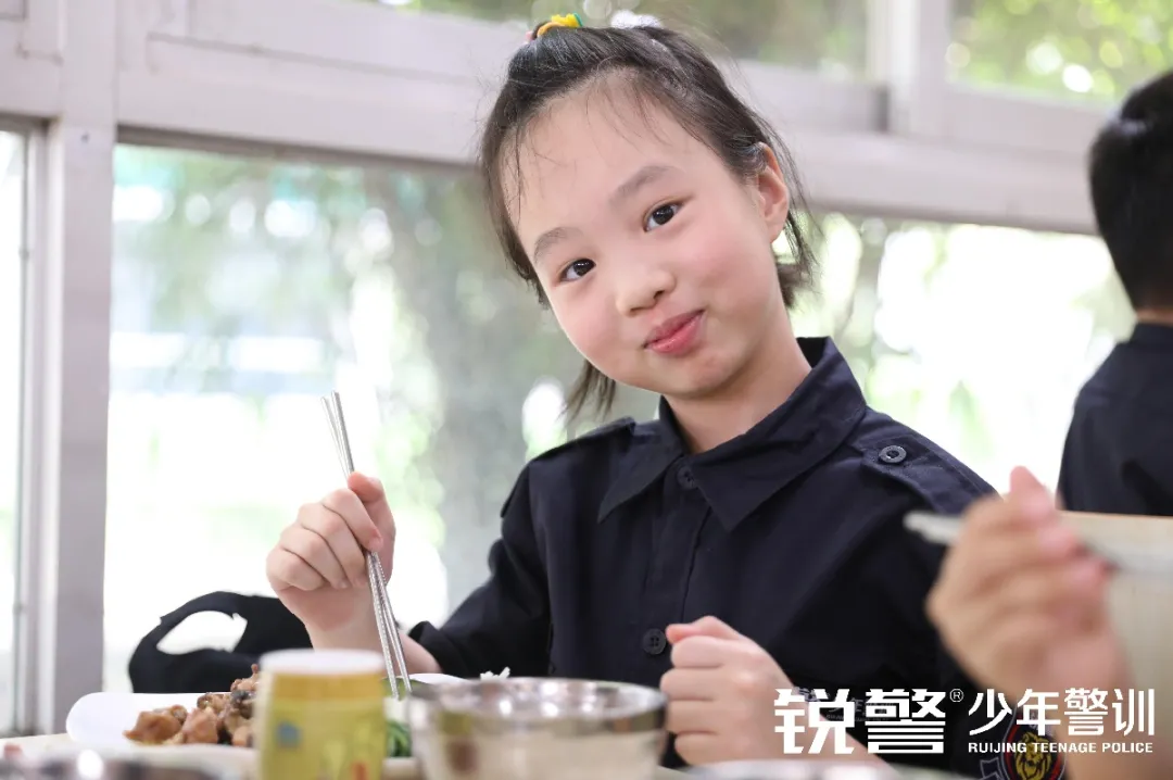 銳警少(shǎo)年(nián)警訓夏令營：走進警營，撰寫獨立堅強的(de)新篇章(zhāng)