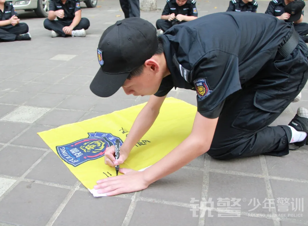 廣東(dōng)警官學院少(shǎo)年(nián)警訓提前營開(kāi)營：逆風(fēng)成長(cháng) 乘風(fēng)破浪