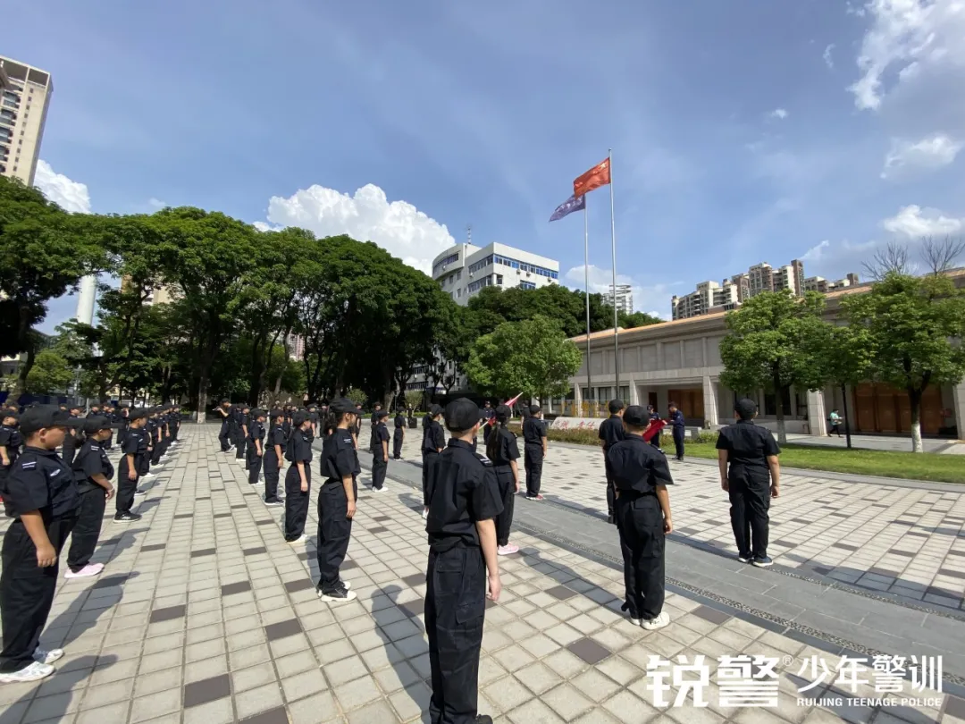 廣東(dōng)警官學院少(shǎo)年(nián)警訓提前營開(kāi)營：逆風(fēng)成長(cháng) 乘風(fēng)破浪